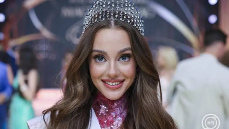 Budapest, 2025. június 22. A győztes 17 éves mosónmagyaróvári Végvári Janka a Magyarország Szépe - Miss World Hungary szépségverseny döntőjében. MTI/Hegedüs Róbert