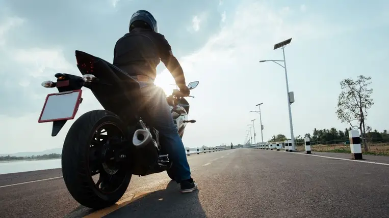 Módosultak a közlekedési szabályok a motoroskerékpárosok és mopedek számára