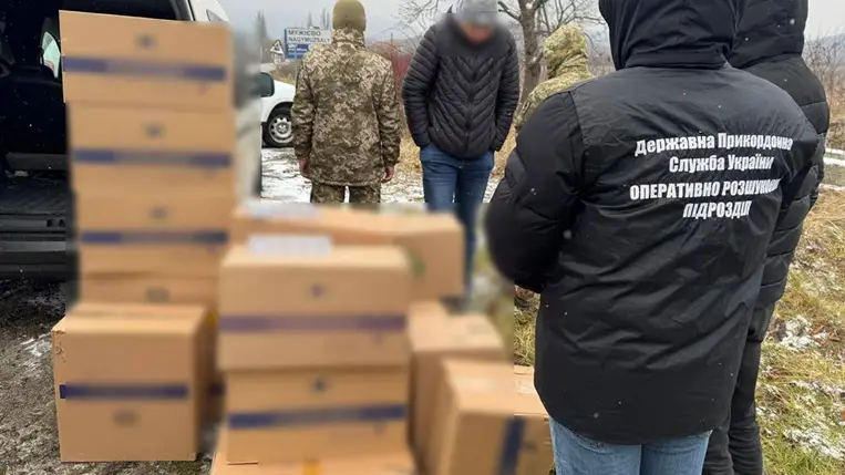 A Kárpátalja határ menti területén a bűnüldöző szervek lefoglaltak egy cigarettákkal megrakott mikrobuszt. Fotó: Ukrán Állami Határőrszolgálat