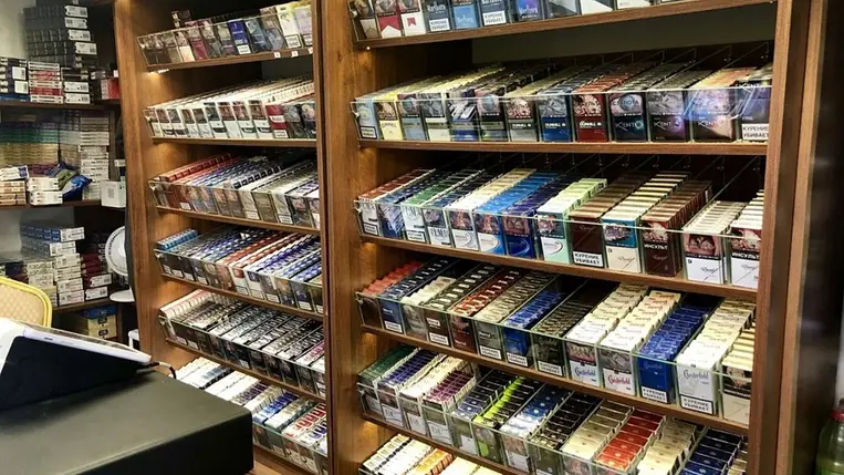 Zelenszkij aláírta a jövedéki adó emeléséről szóló törvényt, ismét drágul a cigaretta