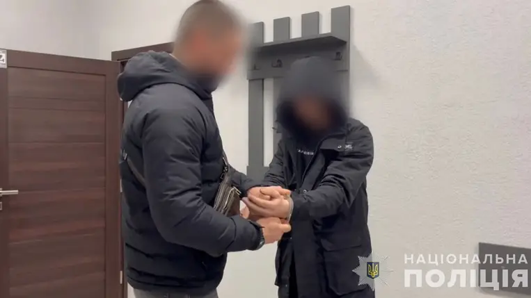 81 éves kárpátaljai asszonytól csalt ki 155 ezer hrivnyát: az odeszai férfit csalás gyanújával őrizetbe vették. Fotó: Nemzeti Rendőrség