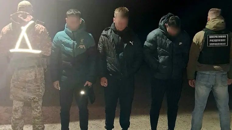A Csapi Határőregység két sorköteles férfit állított meg, akik Szlovákiába próbáltak illegálisan átszökni húsvétkor. Fotó: Ukrán Állami Határőrszolgálat