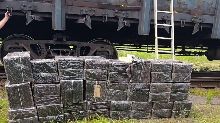 A csapi határőrök 12 000 doboz csempészcigarettát találtak egy tehervonatban. Fotó: DPSZU