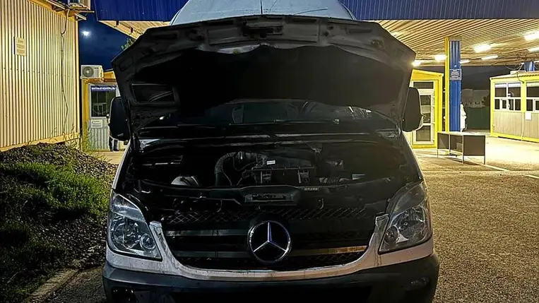 A Tisza határátkelőnél egy hamisított alvázszámú Mercedes Sprinter mikrobuszt fedeztek fel az ukrán határőrök. Fotó: Ukrán Állami Határőrszolgálat