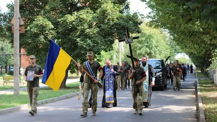 Szeptember 5-én Csapon búcsúztatták el a 27 éves Makszim Paszhalovot, aki a Donyecki területen, Rubizsnénél esett el harc közben. A Hős temetése a városi temetőben zajlott. Fotó: Csapi Városi Tanács