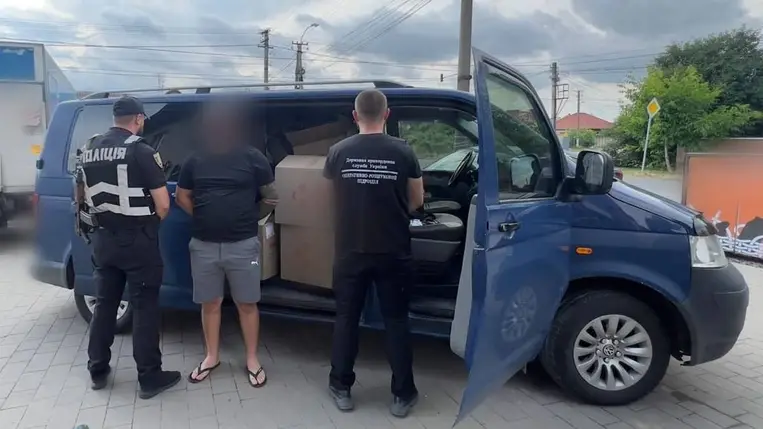 Csempészcigarettát foglaltak le Nagyszőlősön – 2500 doboz és egy furgon is lefoglalásra került. Fotó: Ukrán Állami Határőrszolgálat