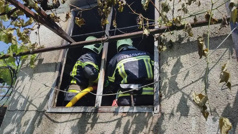 A csernai tűzeset során a mentők egy idős férfi holttestére bukkantak a ház romjai között. A tragédia okát még vizsgálják a hatóságok. Fotó: DSZNSZ