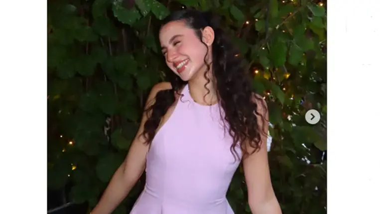 „Csodacsaj” – Liptai Claudia 18 éves lánya ibolyaszín miniruhában meseszép modell