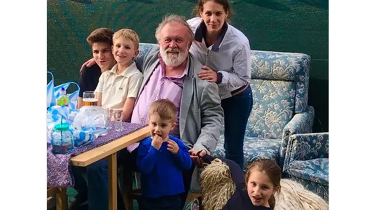 Csuja Imre lánya és 4 unokája egy képen