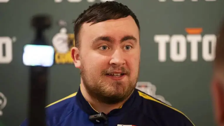 A darts-csillag tizenegyesgólja: Luke Littler újabb sportágban villantott