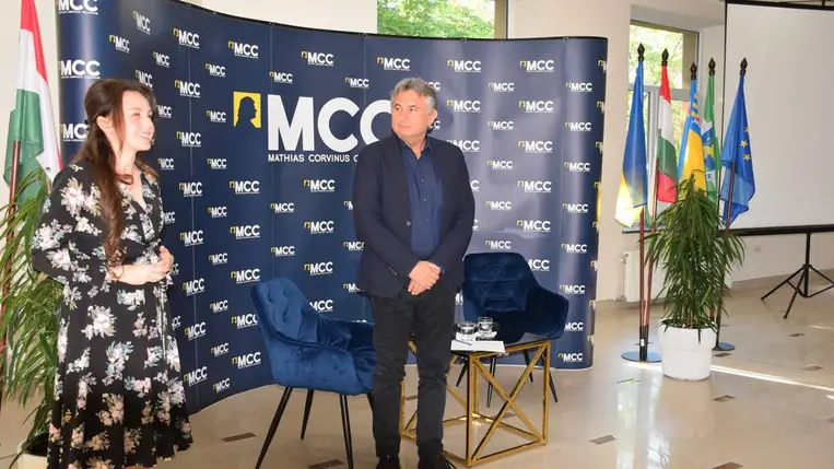 Demkó Attila előadása az MCC Beregszászi Központjában - Forrong a világ. Fotó: Kárpátinfó/ Kovács Elemér 