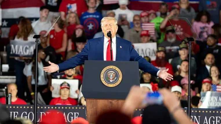 Donald Trump amerikai elnök beszél támogatóihoz a hivatalba lépésének 100. napja alkalmából tartott gyűlésen a Michigan állambeli Warrenben 2025. április 29-én (Fotó: MTI/EPA/Dieu-Nalio Cherry)