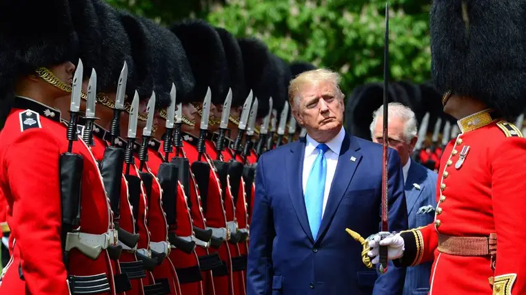 Donald Trump amerikai elnök ellép a tiszteletére felsorakozott díszegység előtt a londoni uralkodói rezidencia, a Buckingham-palota kertjében tartott fogadási ünnepségen 2019. június 3-án (Fotó: MTI/EPA/Brit védelmi minisztérium)
