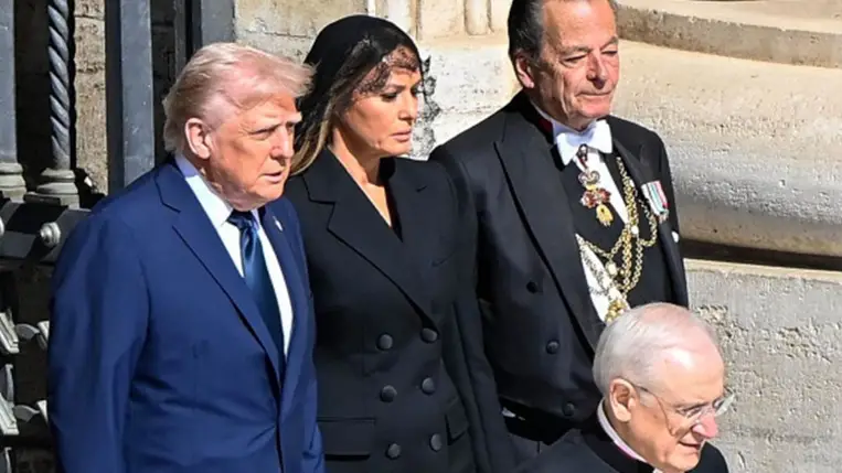 Donald Trump amerikai elnök és felesége, Melania Trump érkezik Ferenc pápa gyászszertartására (Fotó: MTI/EPA/ANSA/Riccardo Antimiani)