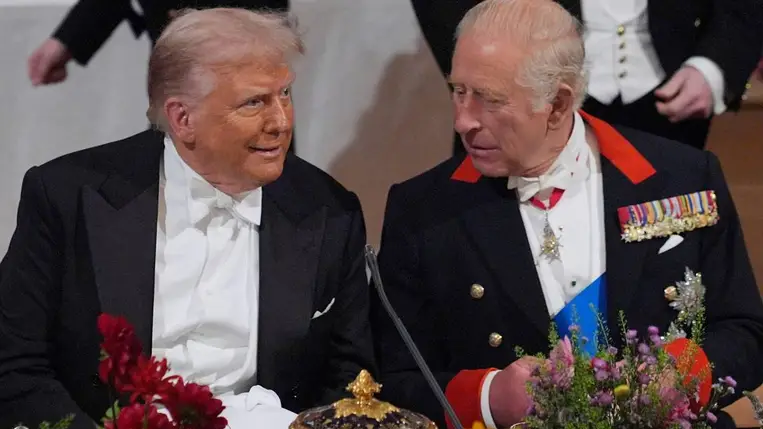 Donald Trump amerikai elnök III. Károly brit király társaságában a tiszteletére adott díszvacsorán a windsori kastélyban 2025. szeptember 17-én (Fotó: MTI/AP/PA pool/Yui Mok)