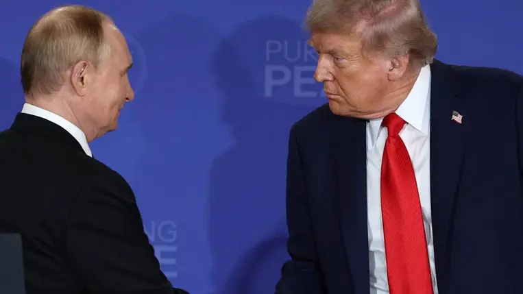 Donald Trump amerikai és Vlagyimir Putyin orosz elnök kezet fog az ukrajnai rendezést szolgáló amerikai-orosz csúcstalálkozón tartott sajtótájékoztatón az alaszkai Anchorage-ben 2025. augusztus 15-én (Fotó: MTI/EPA/Szputnyik/Szergej Bobilev)