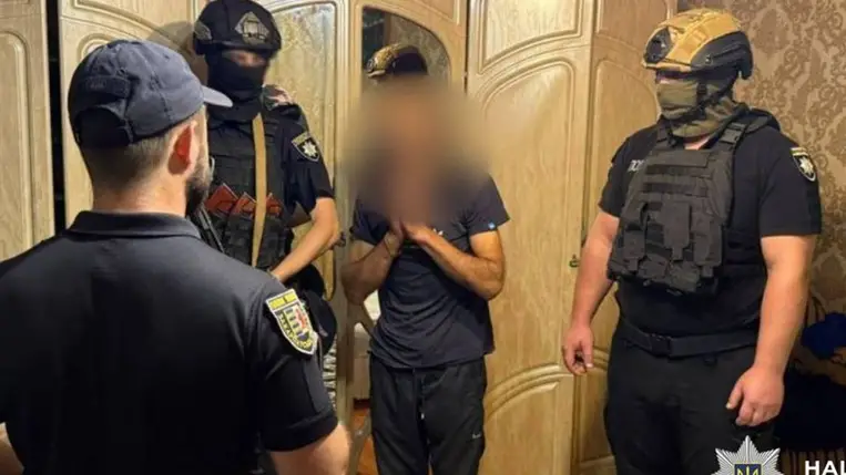 A rendőrség Kárpátalján leleplezett egy kábítószer-kereskedő hálózatot, amely metamfetamint árult és havi több mint 1 millió hrivnyát keresett. Fotó: Ukrán Nemzeti Rendőrség