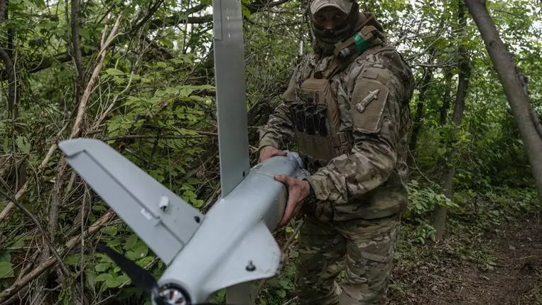  Drónt készül indítani egy ukrán katona a Donyecki területen 2025. május 22-én (Fotó: MTI/EPA/Az ukrán hadsereg 93. különálló gépesített dandárja)