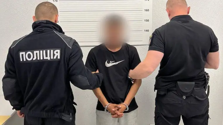 Egy 27 éves, korábban elítélt kárpátaljai férfi pénzt vitt el egy ungvári benzinkút kasszájából. Fotó: Ukrán Nemzeti Rendőrség