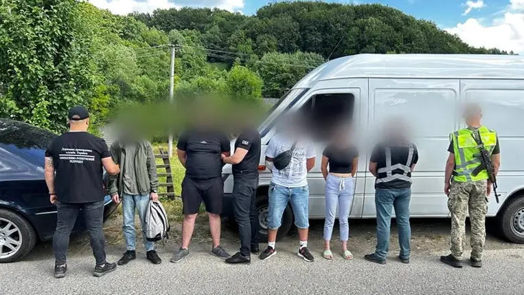  Egy házaspár és társuk kenyérszállító furgonnal csempészett férfiakat a román határhoz.  Fotó: Ukrán Állami Határőrszolgálat