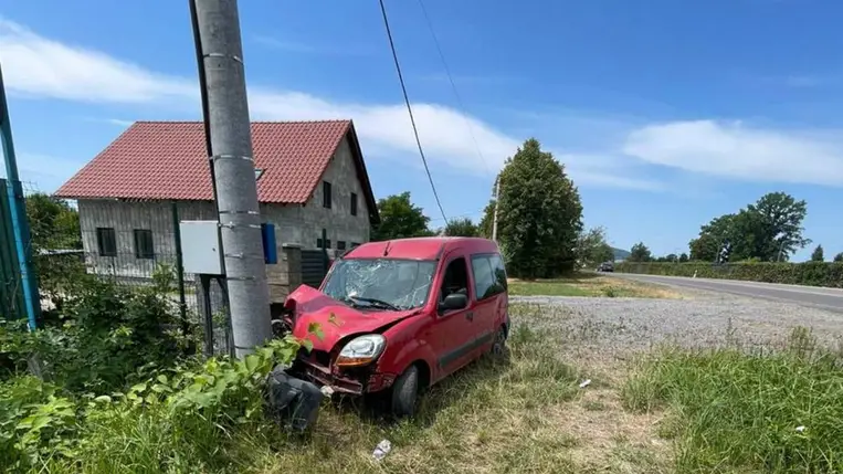 Egy ittas női sofőr villanyoszlopnak ütközött Munkács közelében. Fotó: Kárpátaljai Járőrszolgálat