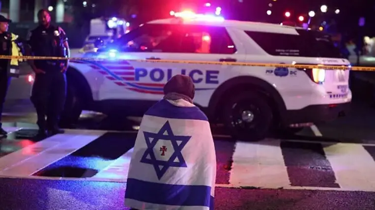 Egy izraeli zászlóba burkolózott férfi a Fővárosi Zsidó Múzeum előtt, miután a lövöldözést követően két ember meghalt Washingtonban 2025. május 21-én (Fotó: AFP)