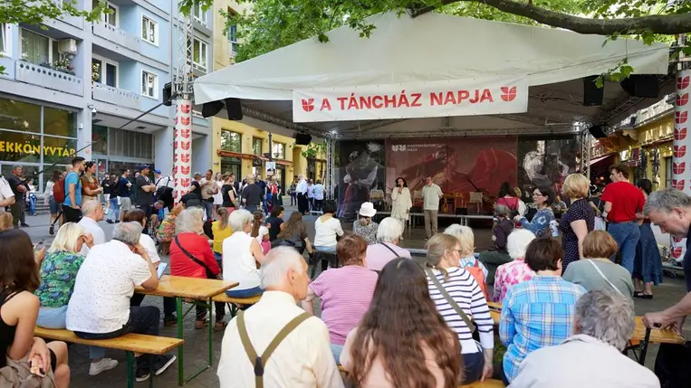 Egy nap tánc a Liszt Ferenc téren - 14. alkalommal szervezik meg a Táncház Napját. Fotó: DusaGábor 