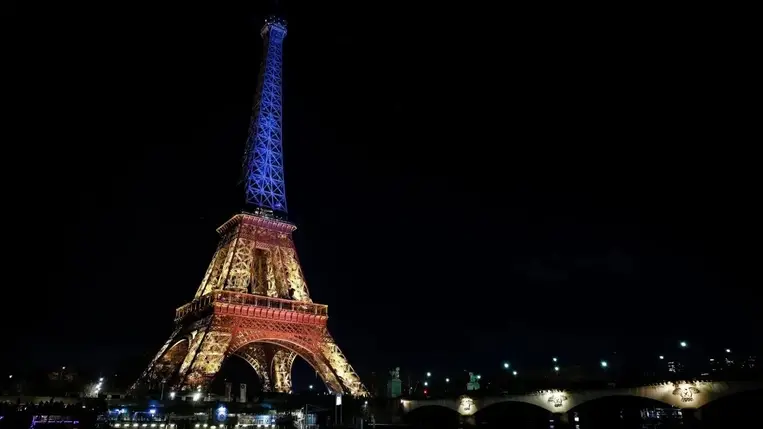 Ukrán nemzeti színekkel kivilágított párizsi Eiffel-torony, az Ukrajna elleni orosz háború kitörésének harmadik évfordulóján, 2025. február 24-én (Fotó: MTI/EPA/Yoan Valat)