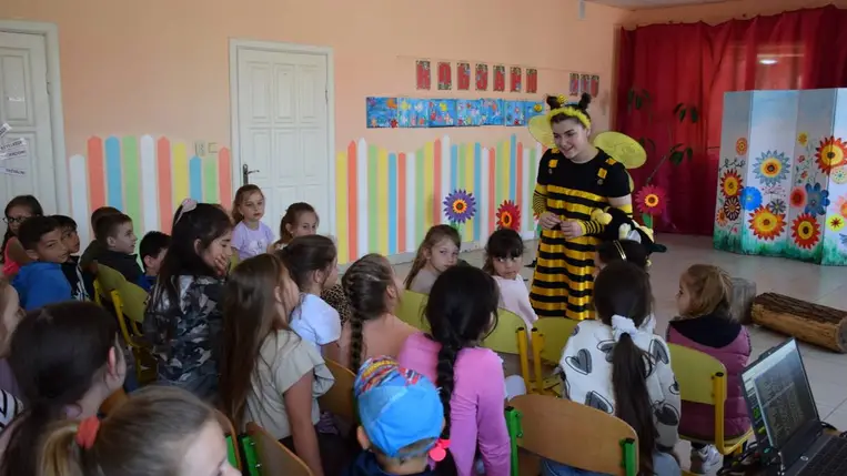 Elstartolt a Fiatal méhészek program - Ismerkedés a kaptárak népével. Fotó: Kárpátinfó/ Kovács Elemér