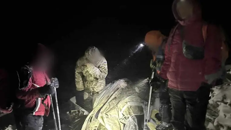 A munkácsi határőrök és a hegyimentők közösen találták meg a két eltűnt férfit a Kárpátokban. Nyolc napig bolyongtak hóban és fagyban, majd segítséget kértek. Fotó: Ukrán Állami Határőrszolgálat