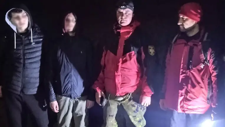 Eltévedt turistákat mentettek a rahói hegyimentők. Az esős idő és a felszerelés hiánya miatt kerültek bajba. Fotó: DSZNSZ