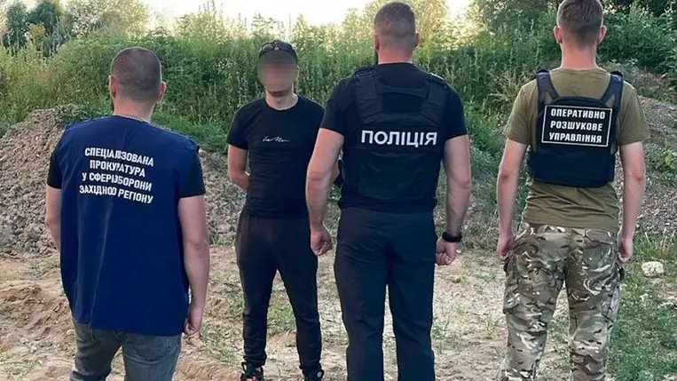 Ungvárnál elfogtak egy embercsempészt, aki egy lvivi férfit próbált átjuttatni a szlovák határon. A bűncselekményért 5000 dollárt kért, mindkét férfi ellen eljárás indult. Fotó: Ukrán Állami Határőrszolgálat