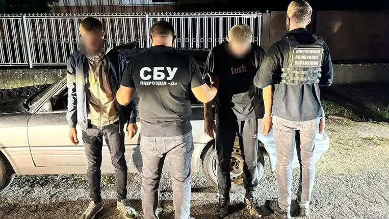 Két embercsempészt és egy illegális határátlépőt tartóztattak le a Dédánál. A 22 éves fiatal 5500 dollárt fizetett az átkelésért. Fotó: Ukrán Állami Határőrszolgálat Nyugati Regionális Igazgatósága