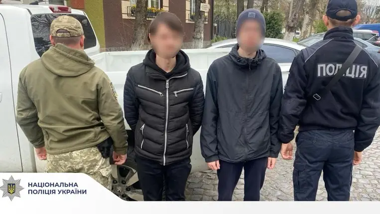 A huszti rendőrség egy 28 éves férfit tartóztatott le, aki katonaköteles férfiakat próbált illegálisan Romániába juttatni. Gumicsónakkal vitte volna őket át a folyón. Fotó: Nemzeti Rendőrség