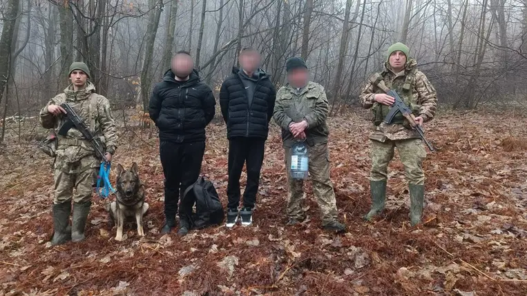 Egy 78 éves férfi bukott le az ukrán-szlovák határ közelében, amikor két fiatalt próbált átjuttatni a határon. Fotó: Ukrán Állami Határőrszolgálat