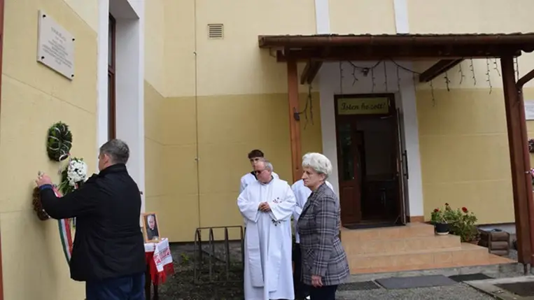 Emléktáblát avattak a beregszászi Pásztor Ferenc Közösségi és Zarándokház falán - Bohán Béla plébános életpéldája. Fotó: Kárpátinfó/ Kovács Elemér