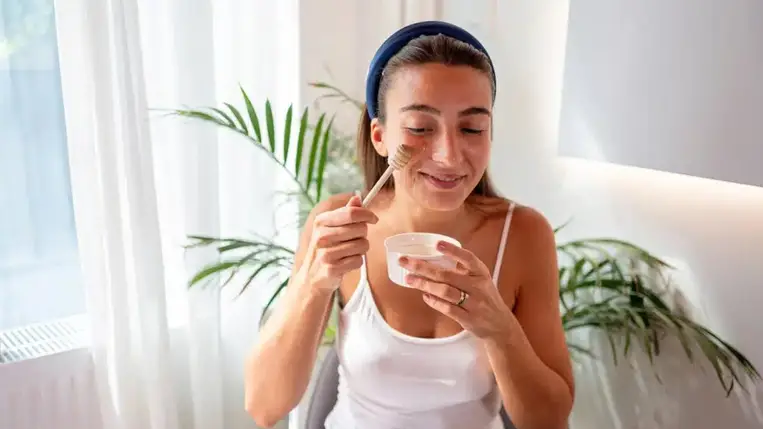 Ez a 3 perces zöldteás arcpakolás az érett bőrt azonnal üde, fiatallá teszi