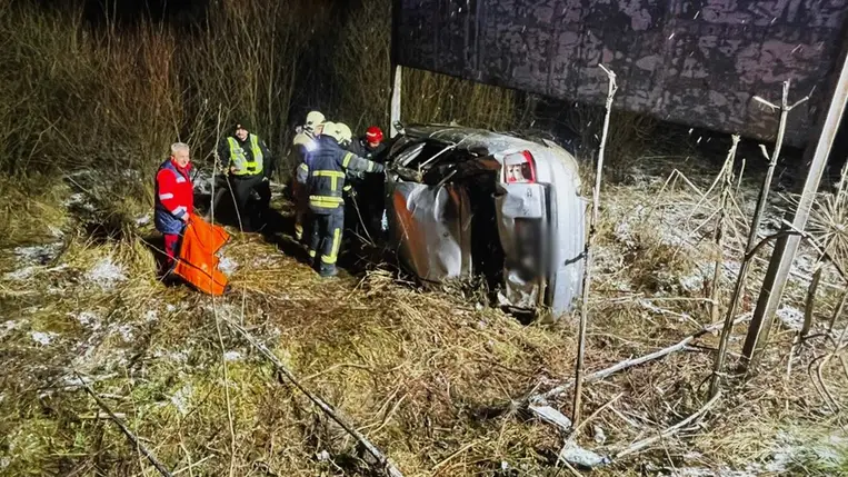 A huszti mentők kiszabadítottak egy személygépkocsiba szoruló utast. Fotó: DSZNSZ