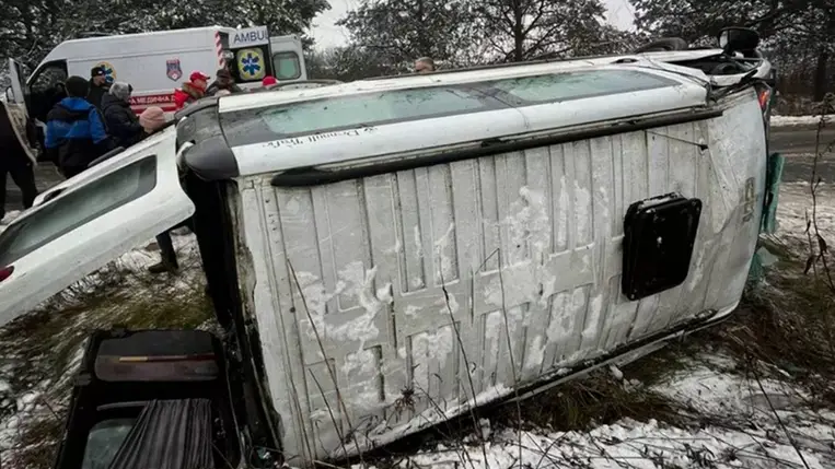 A huszti katasztrófavédelmisek felszámolták egy személyszállító mikrobusz balesetének következményeit. Fotó: DSZNSZ