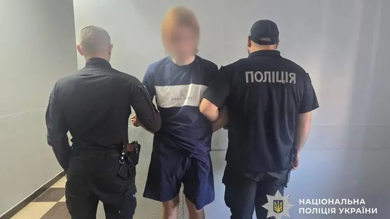 A férfi 77 késszúrással végzett 22 éves barátnőjével, majd megpróbált elmenekülni Ukrajnából. Fotó: Ukrán Nemzeti Rendőrség