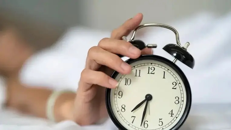 Mindig fáradt? Többet számít a fix lefekvési idő, mint az alvás időtartama 