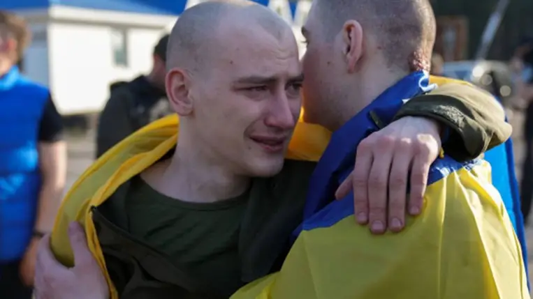 Fogolycsere keretében oroszok által szabadon engedett ukrán hadifoglyokat fogadnak egy nem megnevezett ukrajnai helyen 2025. április 19-én (Fotó: MTI/EPA)