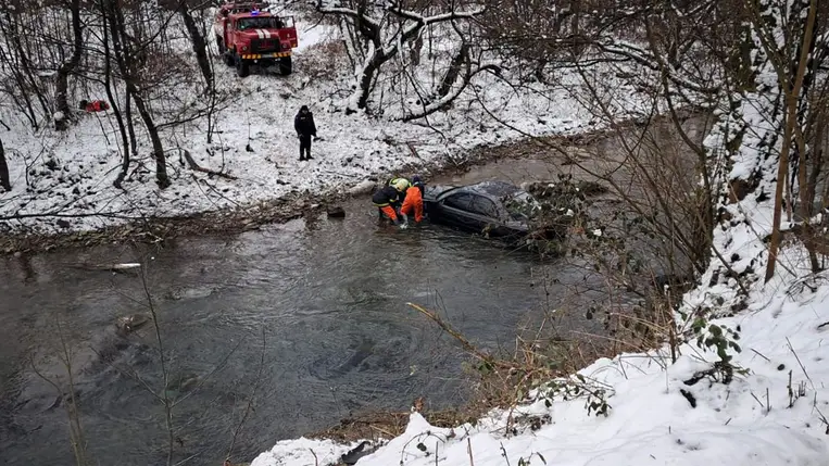 Kárpátalján egy autó baleset következtében a folyóba hajtott. Fotó: DSZNSZ