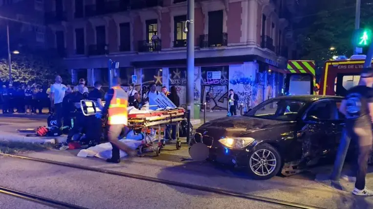 Franciaországban a tömegbe hajtott egy autó a PSG-szurkolók győzelmi ünneplése közben. Kiemelt kép forrása: X