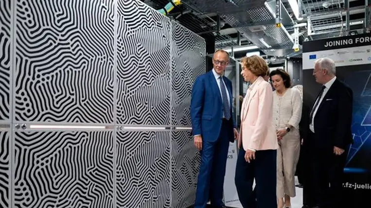Friedrich Merz német kancellár és Astrid Lambrecht, a Jülichi Kutatóközpont igazgatótanácsának elnöke az új szuperszámítógép, a Jupiter avatóünnepségén a kutatóközpontban 2025. szeptember 5-én. MTI/EPA/Fabian Strauch.