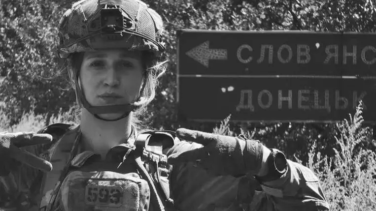 A Nemzeti Gárda Azov 12. dandárjának 19 éves katonája, Darja „Delta” Lopatyina a fronton halt hősi halált. A Kijevi Közgazdasági Iskola diákja katonai mérnökként szolgált, emléke örökké élni fog. Fotó: Munkácsi Járási Katonai Közigazgatás