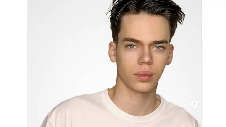 Görög Zita 18 éves fia brutál helyes modell