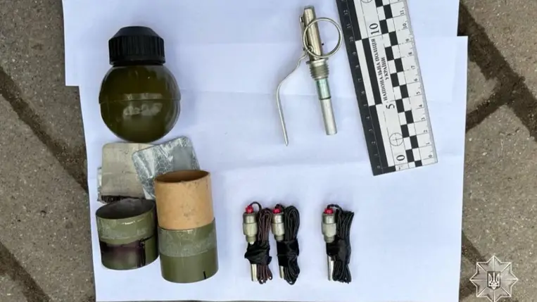 Kárpátalján a járőrök egy gyutaccsal ellátott gránátot, illetve két detonátort találtak egy személygépkocsiban. Fotó: Kárpátaljai Járőrszolgálat