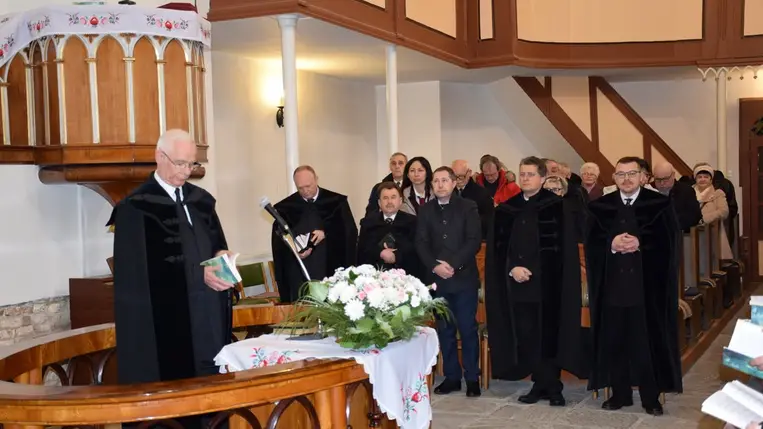 A hálaadó istentiszteleten Balog Zoltán, a Dunamelléki Református Egyházkerület püspöke tartotta a lekciót és előimát. Fotó: Kárpátinfó/ Kovács Erzsébet