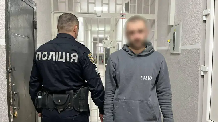 A munkácsi járási rendőrök letartóztatták azt a férfit, aki halálosan megsebesítette édesanyja élettársát. Fotó: Nemzeti Rendőrség